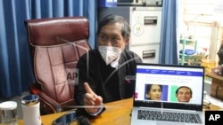 ဒေါ် အောင်ဆန်းစုကြည်ရဲ့ ရှေ့နေတဦးဖြစ်တဲ့ ဦးခင်မောင်ဇော်က မီဒီယာများကို ဖြေကြားစဉ် ( ဓာတ်ပုံ - AP)