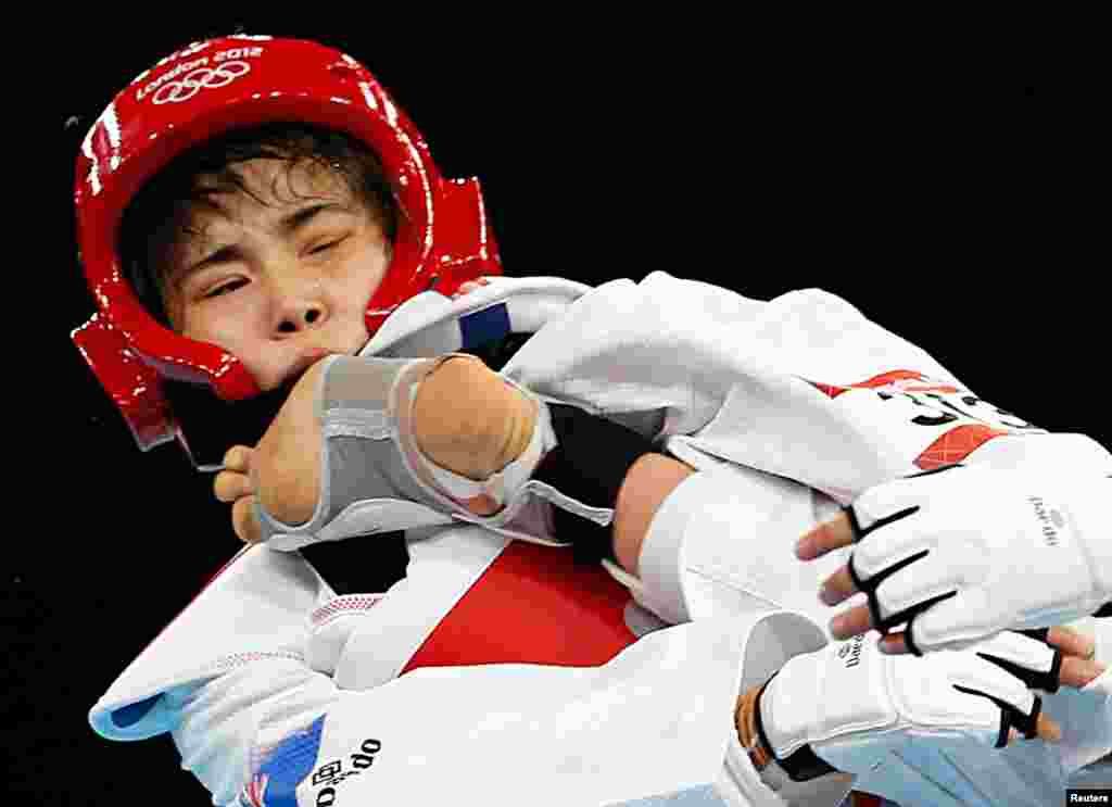 Hedaya Wahba của Ai Cập hạ Robin Cheong (trái) của New Zealand trong trận vòng loại taekwondo. 9/8/20112. REUTERS/Kim Kyung-Hoon
