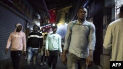 资料照:非洲人走在广东省广州市小非洲地区的街道上。(2018年3月1日)