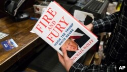 Sách Fire and Fury (Hỏa thịnh nộ) về tổng thống Trump được bán ở Philadelphia, 5/1/2018.