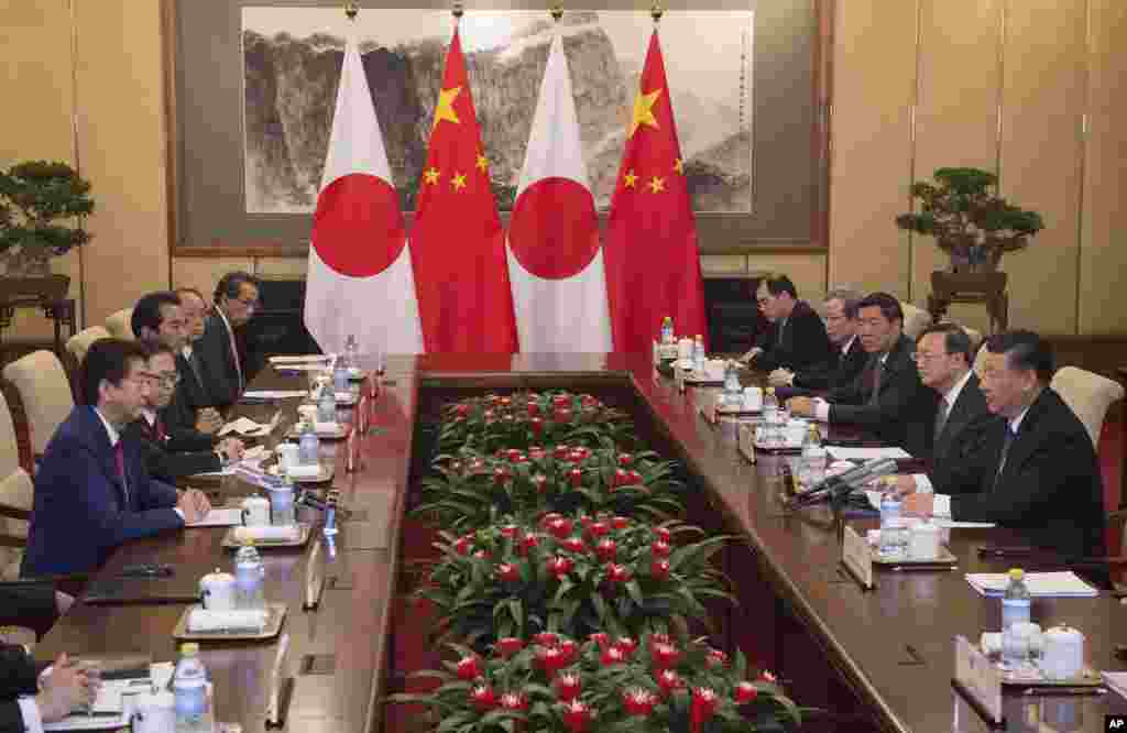 日本首相安倍晋三2018年10月26日在北京钓鱼台国宾馆与中国总理李克强会谈。这是安倍就任首相以来首次正式访问中国,参加中日和平友好条约缔结40周年纪念活动。 安倍过去到北京和杭州参加过国际会议,例如2014年11月,安倍在北京参加亚太经合组织APEC峰会之际,与习近平尴尬地首次见面,“破冰握手”。