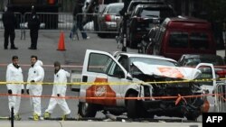 纽约警方人员在被用来发动空袭的商用皮卡车旁工作。 (2017年11月1日)