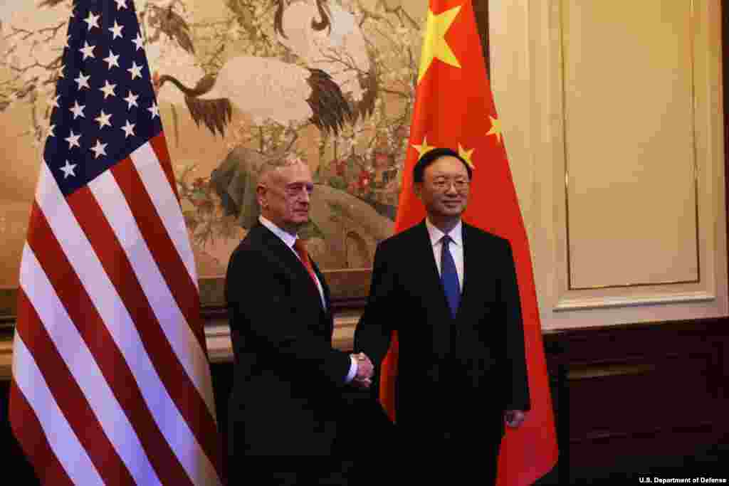 美国国防部长吉姆·马蒂斯在北京钓鱼台国宾馆同中共政治局委员杨洁篪握手(美国国防部图片,2018年6月27日)。