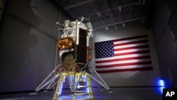 美国德州私人企业“直觉机器”公司(Intuitive Machines)研制的“奥德修斯”(Odysseus)的航天器。