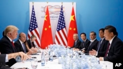 在20国集团汉堡峰会期间的美中会谈。美国总统川普、国家安全事务助理麦克马斯特等人同中国主席习近平、中共中央办公厅主任栗战书、外长王毅等人会谈（2017年7月8日）。参加会谈但此图上看不见的人有中国副总理汪洋、国务委员杨洁篪、中共中央书记处书记王沪宁，还有美国国务卿蒂勒森、财政部长努钦、商务部长罗斯、白宫高级顾问库什纳。