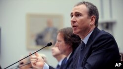 Chủ tịch kiêm Giám đốc Điều hành Tập đoàn Đầu tư Citadel Kenneth Griffin làm chứng ở Điện Capitol trước buổi điều trần Giám sát và Cải cách Chính phủ về "Các Quỹ đầu cơ và Thị trường Tài chính".