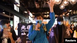 香港支持民主的抗议者利用午餐时间在皇后路商场举旗示威。(2020年6月12日)