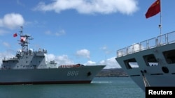 2014年6月24日环太平洋国家海军演习中中国海军补给舰千岛湖号(左)驶过和平方舟医院船