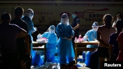 资料照:云南医护人员在与缅甸接壤的边境城市瑞丽的一个居民区进行新冠病毒核酸检测。(2020年9月16日)