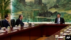 中国国家主席习近平2019年2月15日在北京人大会堂会晤到访的美国贸易代表团时与美国贸易代表莱特希泽和财长姆努钦交谈。