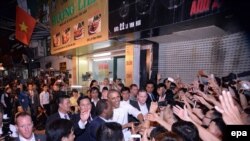 Tổng thống Obama bắt tay người dân sau khi thưởng thức món bún chả Hà Nội.