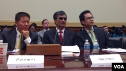 中国山东维权人士陈光诚首次现身美国国会就中国人权现状作证(美国之音方方拍摄)