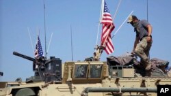 叙利亚北部站在装甲车上的美军士兵 (2017年4月29日)