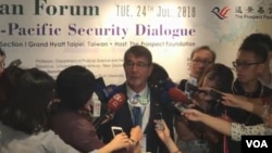 美国前防长卡特周二在台北参加“凯达格兰论坛:2018亚太安全对话”其间表示,台湾是印太战略中包容性国家网络的组成部分。(美国之音萧洵拍摄)