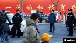 资料照：北京警察在一所小学校大门外执勤。（2019年1月8日）