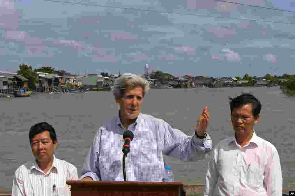 "Hàng chục năm trước trên vùng nước này, tôi là một trong nhiều người chứng kiến một giai đoạn khó khăn trong lịch sử chung của chúng ta. Hôm nay trên vùng nước này, tôi đang chứng kiến quãng đường mà hai nước chúng ta đã cùng nhau vượt qua. Đó chính là tương lai và nên là như thế," Ngoại trưởng Kerry phát biểu.