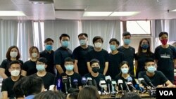 16名民主派初选抗争派参选人召开联合记者会发表声明表示,反对国安法,呼吁民主派阵营团结 (美国之音/汤惠芸)