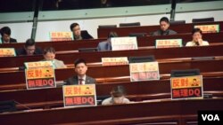 香港民主派立法会议员展示抗议标语。(美国之音汤惠芸拍摄)