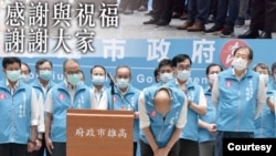 罢免投票已成定局后，韩国瑜率一级主管向民众和他的执政团队鞠躬道谢。(照片来自韩国瑜脸书)