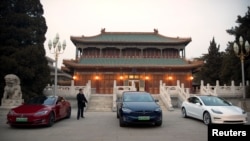 特斯拉首席执行官伊隆·马斯克与中国总理李克强在北京会晤期间,特斯拉车辆停在中南海领导大院的一栋大楼外。(路透社 2019年1月9日)