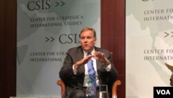 美国众议院前情报委员会主席迈克·罗杰斯(Mike Rogers)星期四( 12月1日)在战略与国际研究中心(CSIS)的一个研讨会上,讨论川普政府在国家安全方面应该注重的战略重点。(美国之音斯洋拍摄)