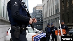 比利时警察在布鲁塞尔的联邦警察总部巡查(2016年3月19日)