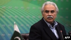 巴基斯坦总理特别助理扎法尔·米尔扎在伊斯坦布尔对记者讲解应对新型冠状病毒的问题。 (2020年1月22日)