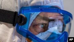 Ảnh minh họa: Bác sĩ Giovanni Passeri, xem xét ảnh chụp phổi của bệnh nhân tại Bệnh viện Maggiore ở Parma, Ý hôm 8/4/2020.