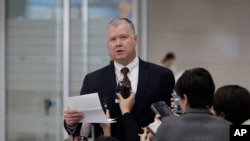 美国朝鲜问题特使比根2018年12月19日抵达仁川机场时向媒体宣读声明(美联社)