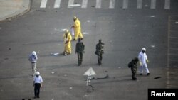 中国武警和救援人员在天津爆炸现场戴防毒面罩检测化学物