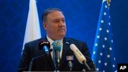 美国国务卿蓬佩奥与卡塔尔外交大臣穆罕默德·本·阿卜杜勒拉赫曼·阿勒萨尼在多哈举行联合记者会。(2019年1月13日)