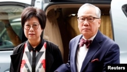 香港前行政长官曾荫权与妻子为其上诉法庭就其不当行为作出的判决前往香港高等法院。(2018年7月20日)