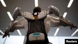 Một nhân viên của công ty ActiveLink, mang một khung robot có thể giúp nông dân và công nhân xây dựng trong công việc