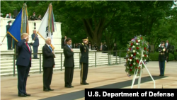 美国总统特朗普等领导人2020年5月25日到阿灵顿国家公墓向阵亡将士致敬(美国国防部视频截图)