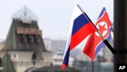 Quốc kỳ Nga và Triều Tiên tại ga Vladivostok, Nga (ảnh tư liệu, tháng 4, 2019).