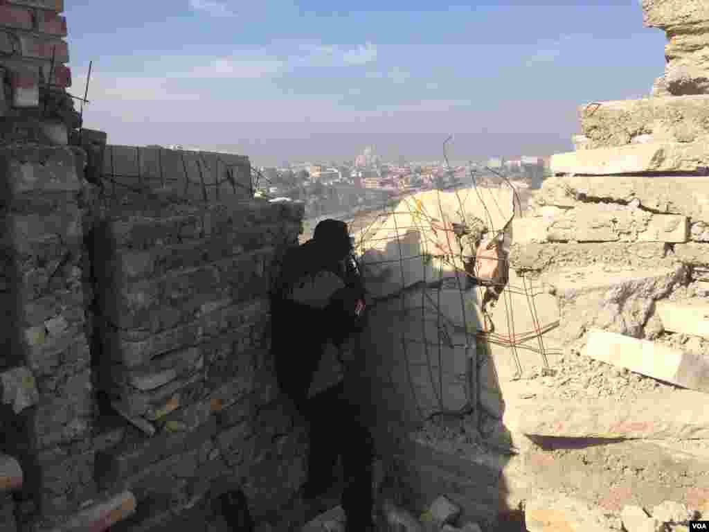 2017年1月19日,伊拉克军队的狙击手守卫着他们收复的摩苏尔都市区,“伊斯兰国”激进分子继续向平民区开火并发射迫击炮。(美国之音希瑟·默多克拍摄)    