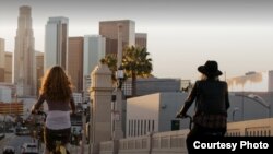 មាន់ជាច្រើនក្បាលកំពុងស្ថិតនៅក្នុងថ្នាក់រៀនមួយដែលត្រូវបានគេប្រែក្លាយទៅជាផ្ទះសម្រាប់ចិញ្ចឹមមាន់ ដោយសារតែជំងឺកូវីដ១៩ នៅទីក្រុង Wang'uru ប្រទេសកេនយ៉ា។