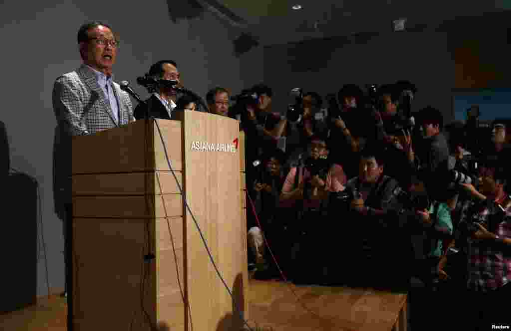 Chủ tịch hãng hàng không Asiana Yoon Young-Doo phát biểu trong cuộc họp báo tại Seoul, ngày 7/7/2013.