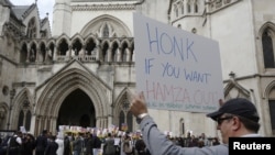 Một người biểu tình mang biểu ngữ ủng hộ lệnh dẫn độ giáo sĩ HồI giáo Abu Hamza al-Masri, bên ngoài Tòa Thượng thẩm ở London, ngày 5/10/2012.