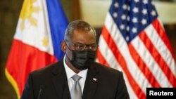 美国国防部长劳埃德·奥斯汀(Lloyd Austin)2021年7月30日访问菲律宾时,在与菲律宾防长会晤后举行的记者会上发表讲话。