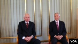 诺贝尔委员会主席雅格兰(右)在记者会上(美国之音王南拍摄)