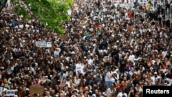 2023年6月29日,法国南泰尔举行游行,纪念17岁的纳艾尔在巴黎郊区一次汽车截停行动中被警察击毙。(路透社照片)