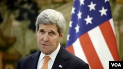 美国国务卿克里在北京会晤中国外交部长王毅之后出席记者会(2016年1月27日)。