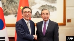 中国外交部长王毅周一(2024年5月13日)会见到访的韩国外交部长赵兑烈。(韩国外交部照片)