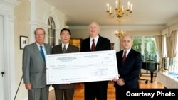 左起:美国在台协会会长薄瑞光、驻美代表沈吕巡、CDC抗灾基金会理事长斯托克斯(Charles Stokes)和AIT执行理事唐若文(Joseph Donovan)。(图片由驻美台北经济文化代表处提供)