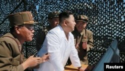 朝鲜朝中社2016年9月20日发布的不具日期的照片: 朝鲜领导人金正恩在西海太空中心视察一个新型远程火箭发动机。