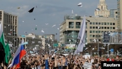 俄罗斯示威人群在莫斯科集会，向空中抛出跨平台即时通信应用Telegram的标徽--纸飞机，抗议法院作出的禁止使用Telegram应用的决定。（2018年4月30日）