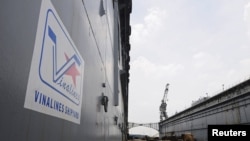 Nhân viên bảo vệ đứng bên trong ụ nổi 83M neo tại cảng ở Đồng Nai.