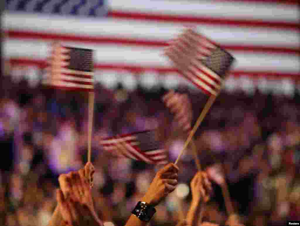 Người ủng hộ Tổng thống Obama vẫy quốc kỳ trong đêm bầu cử ở Chicago, ngày 6 tháng 11, 2012.