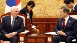 彭斯副总统和文在寅总统在首尔青瓦台总统府会见